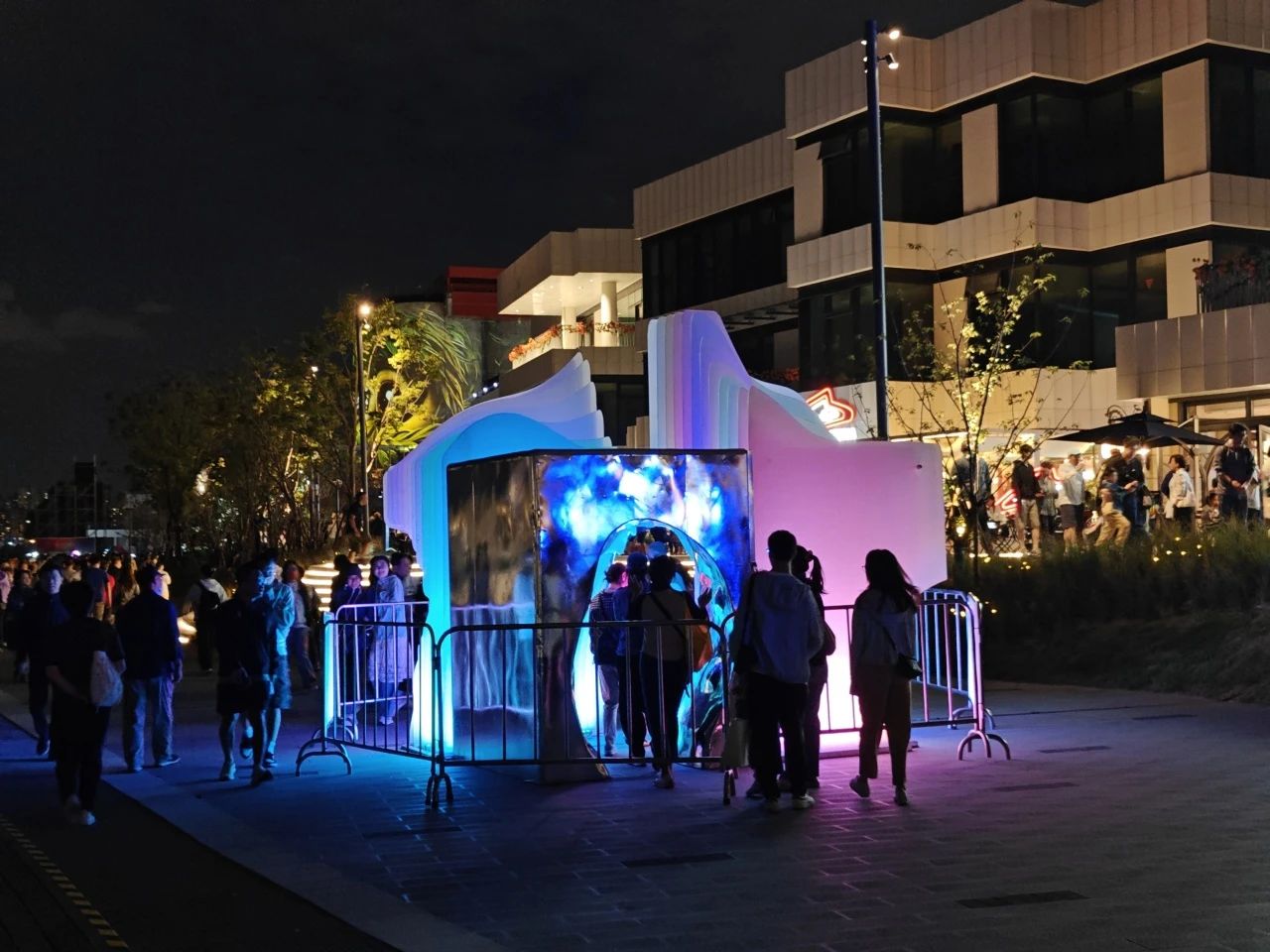 藏不住了，這個(gè)國慶，信達(dá)電通助力上海國際光影節(jié)徐匯分會場！